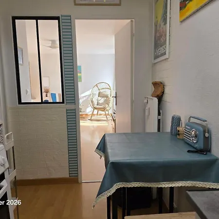 Beautiful Air-conditioned With Balcony Hyeres