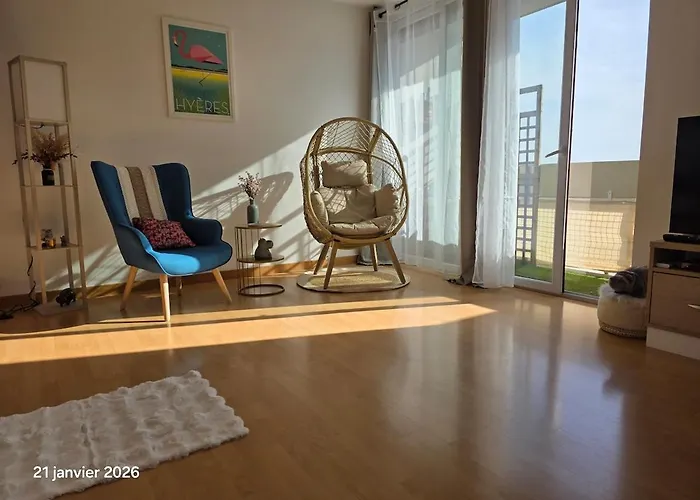 Beautiful Air-conditioned With Balcony Ιέρ